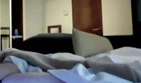 ソファの上で吸ってクソ 女子 の アダルト ビデオ