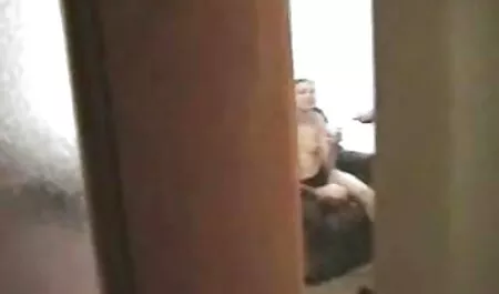 彼が眠っていた瞬間を利用して膣のメンバーに入った 女の子 の アダルト ビデオ