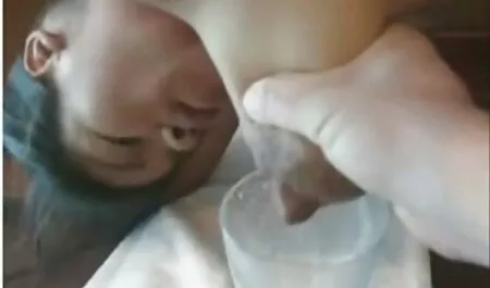 バスルームの若い男 女性 用 アダルト ビデオ 動画